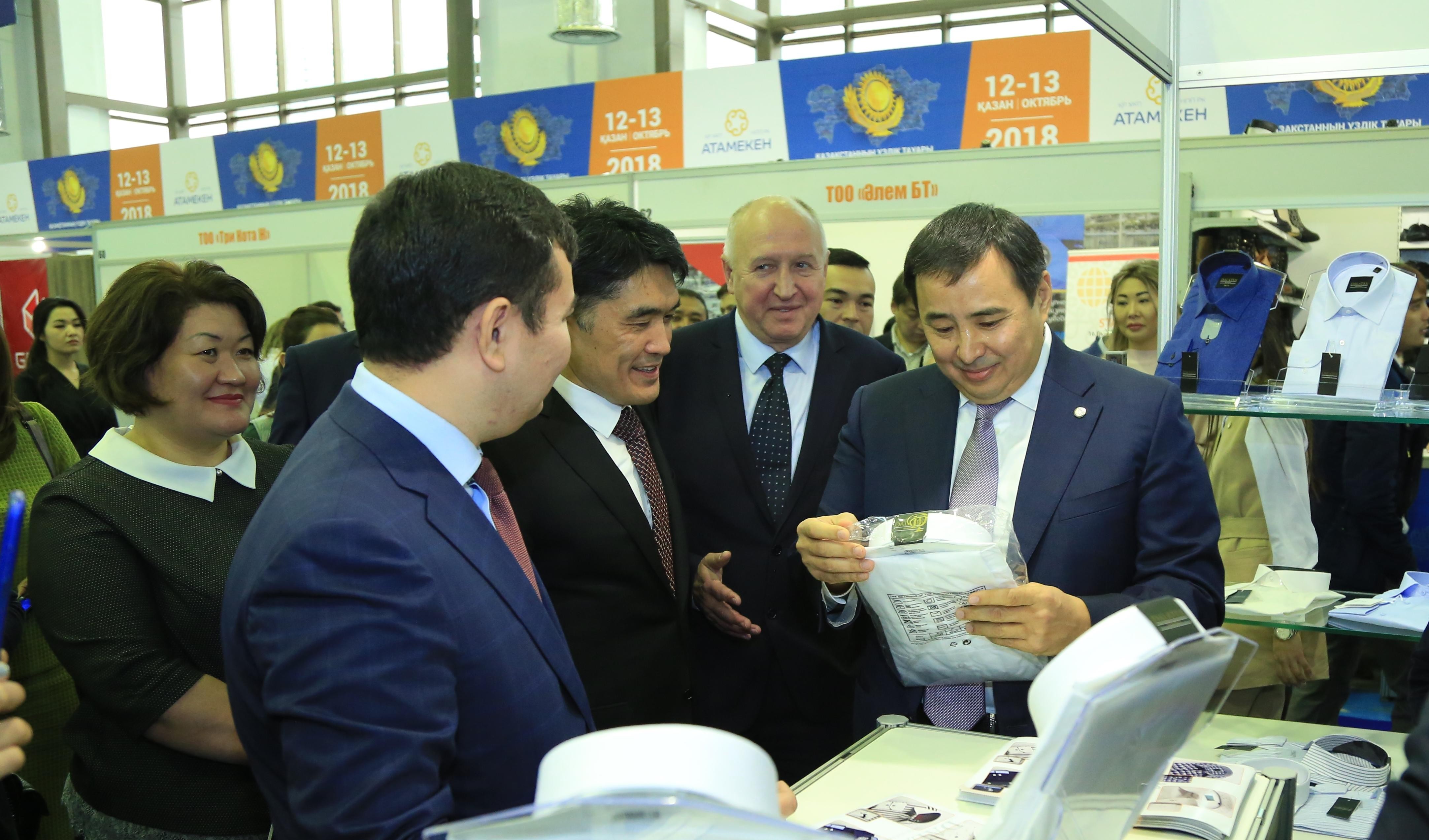 АБЛАЙ МЫРЗАХМЕТОВ И ЖЕНИС КАСЫМБЕК КУПИЛИ ОТЕЧЕСТВЕННЫЕ РУБАШКИ